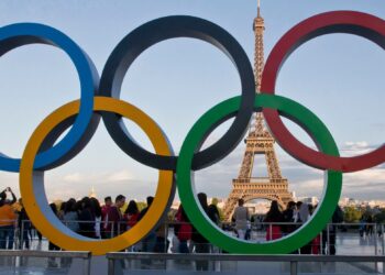 LOGO Olimpik dilihat di hadapan Menara Eiffel sebagai tanda Paris menjadi tuan rumah Sukan Olimpik 2024, yang berlangsung minggu ini.- AGENSI