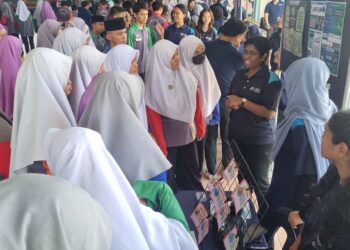 PAMERAN hasil inovasi pelajar UMS kepada guru-guru serta pelajar-pelajar
SMK Badin.