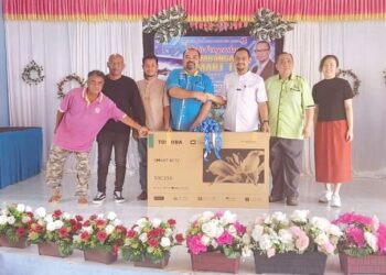 SYARIKAT korporat dan wakil kerajaan negeri yang  menyumbangkan peralatan Smart TV di Sekolah Kebangsaan Sungai Kiol, Jerantut baru-baru ini. – UTUSAN/HARIS FADILAH AHMAD