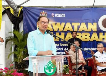 ANWAR Ibrahim berucap pada lawatan muhibbah di Kompleks Pendidikan Al-Ummah di Chepor, Ipoh hari ini. - UTUSAN/LIYANA RAMLI