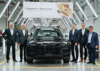 ALBRECHT Reimold (dua dari kiri) pada majlis pelancaran Porsche Cayenne S E-Hybrid pemasangan tempatan di kilang di Inokom, Kulim, Kedah baru-baru ini.