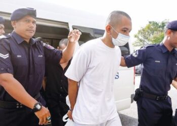 HAFIZUL Hawari tiba Mahkamah Sepang semalam. – UTUSAN/FAISOL MUSTAFA