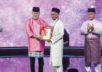 SULTAN Ibrahim berkenan menyampaikan Anugerah Tokoh Ma’al Hijrah Tahun 1446H/2024M Kategori Kebangsaan kepada Hassan Ahmad (tiga, kanan) pada Majlis Sambutan Ma’al Hijrah Tahun 1446H/2024M di Putrajaya. – UTUSAN/FAISOL MUSTAFA