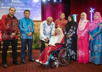 KHAIRUDIN Abu Hanipah (tengah) menyampaikan Anugerah Pencapaian SPM kategori Pencapaian Terbaik Murid Berkeperluan Khas (MBK) kepada Nur Yasmin Insyirah Basharizal pada Majlis Apresiasi Akademik Negeri Perak 2023 di Bangunan Perak Darul Ridzuan, Ipoh. - UTUSAN/MUHAMAD NAZREEN SYAH MUSTHAFA