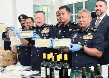 KHAW Kok Chin (tiga dari kiri) menunjukkan hasil rampasan dadah pada sidang akhbar di Ibu Pejabat Polis Kontinjen (IPK) Kuala Lumpur, semalam.