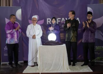 ZULKIFLI Mohamad Albakri (dua dari kiri) ketika majlis pelancaran Rufayda Academy di Putrajaya. - UTUSAN/MOHD HUSNI MOHD NOOR