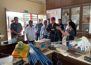 MOHD. Arifin Mohd. Arif (dua kanan) bersama Raisin Saidin (dua kiri) semasa melawat SM St Michael, Penampang yang terjejas banjir.