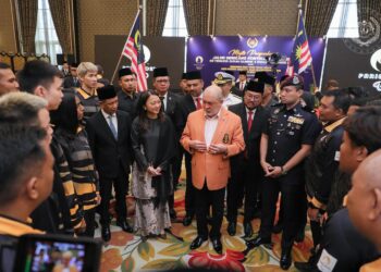 YANG di-Pertuan Agong, Sultan Ibrahim (tengah kanan) memberi kata-kata semangat kepada atlet negara sambil disaksikan Menteri Belia dan Sukan Hannah Yeoh (tengah kiri) menjelang Sukan Olimpik dan Sukan Paralimpik. - Ihsan Facebook Sultan Ibrahim Sultan Iskandar