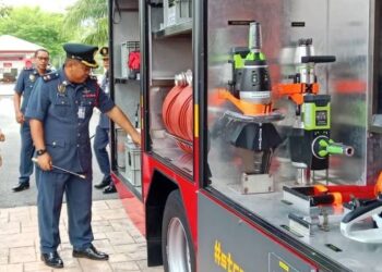 MOHD. Khairiri Mat Resad (kiri) meninjau kelengkapan sebuah jentera kompak (CFRT) di Ibu Pejabat JBPM negeri di Kuala Terengganu, hari ini. - UTUSAN/TENGKU DANISH BAHRI TENGKU YUSOFF