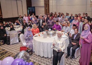 NIK Norzrul Thani Nik Hassan Thani bergambar kenangan pada Majlis Bersama Media USIM di Putrajaya. - UTUSAN/FAIZ ALIF ZUBIR