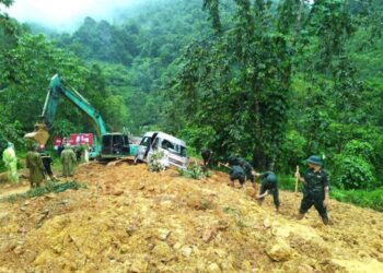JENGKAUT ​dan pasukan penyelamat dikerahkan ke tempat kejadian untuk menyelamatkan mangsa.-AGENSI