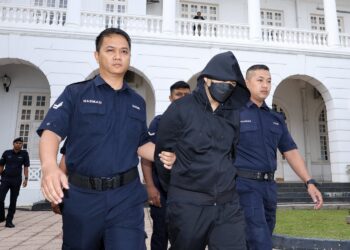 MOHD. Nazri Abdul Razak dibawa ke Mahkamah Tinggi Ipoh hari ini bagi sebutan semula permohonan jaminan berhubung kes pembunuhan Allahyarham Muhammad Zaharif Affendi Muhd Zamrie pada Disember lalu. - UTUSAN/MUHAMAD NAZREEN SYAH MUSTHAFA