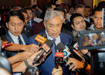 AHMAD Zahid Hamidi ditemui pemberita selepas menyempurnakan Majlis Pelepasan Peserta Program-Program Inisiatif Malaysia-China Institute (MCI) di hotel di ibu negara. -UTUSAN/SHIDDIEQIIN ZON