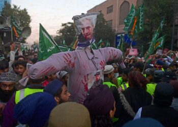 AHLI parti Tehreek-e-Labbaik Pakistan mengadakan protes terhadap tindakan Rasmus Paludan yang membakar al-Quran.-AFP