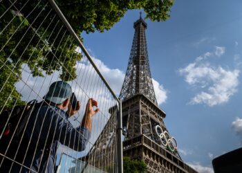 PELANCONG merakamkan gambar Menara Eiffel ketika Perancis menjadi tuan rumah temasya sukan Olimpik.-AFP