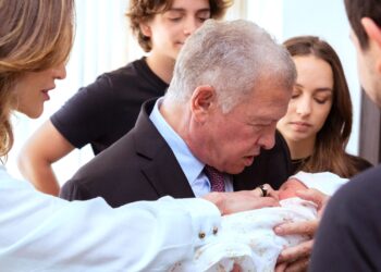 HABIS
PIX 1: RAJA Abdullah II mendukung cucu pertamanya. - AFP