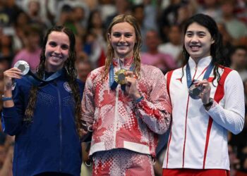 PEMENANG pingat emas, Summer Mcintosh (tengah), bersama Regan Smith dan Zhang Yufei bergambar di podium acara renang kupu-kupu 200m wanita semasa Sukan Olimpik Paris 2024 di Arena Paris La Defense. - AFP