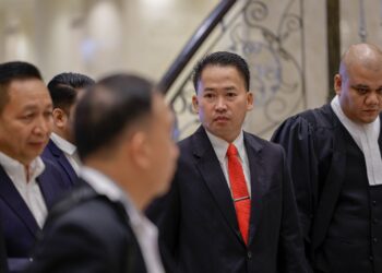 PETER Anthony (tali leher merah) hadir di Mahkamah Rayuan Putrajaya pada rayuan kes memalsukan dokumen berkaitan kontrak kerja UMS. UTUSAN/FAISOL MUSTAFA