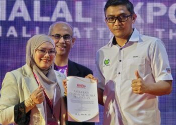 IZIZAM Ibrahim (kanan) dalam majlis penutup ASEAN Halal Expo 2024 (AHEX’24) dan prapelancaran Festival Maroi di ASEAN Mall, Pattani, Thailand semalam.-UTUSAN