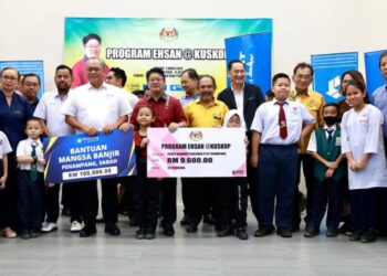PENGERUSI Yayasan Bank Rakyat (YBR), Philip Benedict Lasimbang dan Pengurus Besar YBR, Syaiful Rizal Abdul Ghani menyerahkan replika cek sumbangan mangsa banjir kepada Ewon Benedick di Penampang.