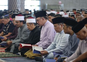 Seri Anwar Ibrahim menghadiri majlis bacaan Yasin dan tahlil sempena Hari Pahlawan di Masjid Negara, hari ini. - UTUSAN/AMIR KHALID