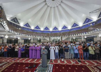 SEBAHAGIAN jemaah menunaikan solat jenazah ghaib bersempena kematian pemimpin Hamas,  Ismail Haniyeh di Masjid Negara, malam tadi. - UTUSAN/AMIR KHALID