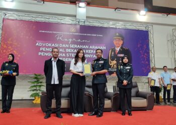 AZMAN Adam menyerahkan surat arahan pengawal bekalan kepada pengusaha stesen minyak negeri Kedah di Dewan Kenangan Majlis Perbandaran Sungai Petani (MPSPK) di Sungai Petani.