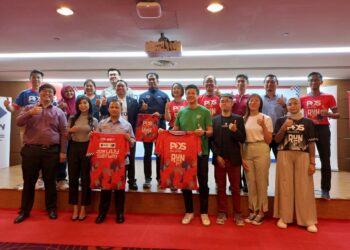 FIONA Liao (baris belakang, lima dari kanan) bersama wakil para penaja Pos Malaysia Run 2024 di Kuala Lumpur, hari ini. - UTUSAN/AMIRUL AIMAN OSMAN