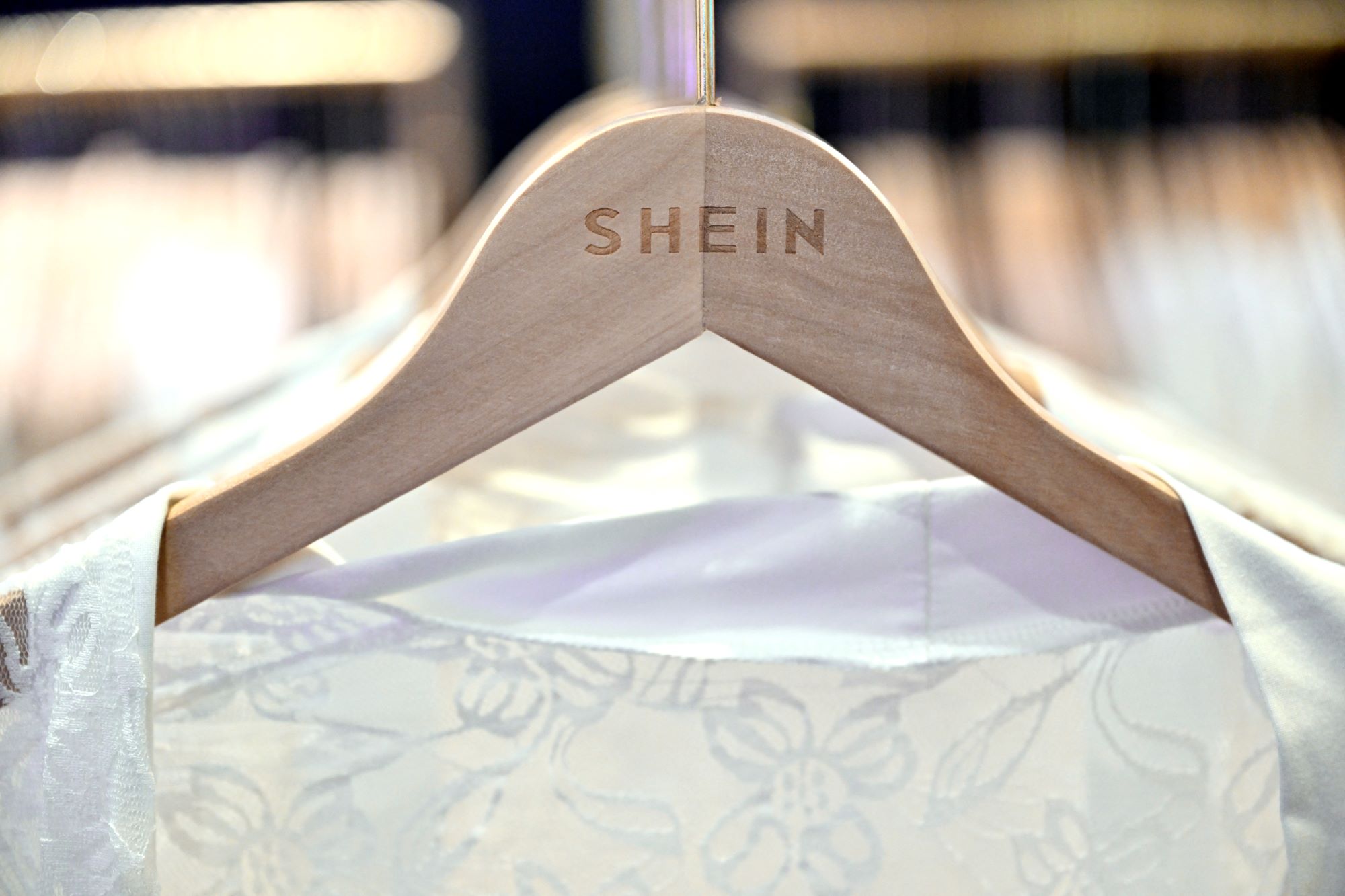 Aksesori wanita dijual di Shein, Temu didakwa mengandungi bahan toksik