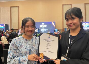 EVANA Rusilih (kanan) bersama adik kembarnya, Evany semasa majlis Anugerah Biasiswa Cemerlang Negeri Sabah di SICC, Kota Kinabalu hari ini
