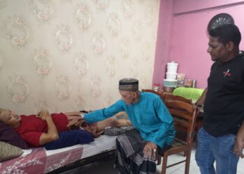 SYED Alwi Syed Jaafar (kanan) melawat Hishamuddin Isa yang terlantar selepas terlibat dalam nahas jalan raya di Nilai, Seremban, Negeri Sembilan, baru-baru ini.