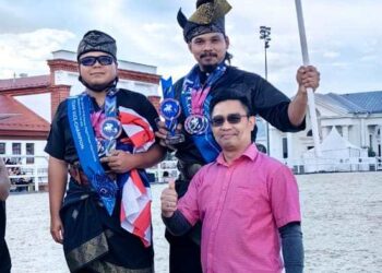 NASRUL Kamarulzaman (kiri) dan Safwan Abdul Rashid  (kanan) yang meraih gangsa dalam pertandingan memanah berkuda di Rusia baru-baru ini.