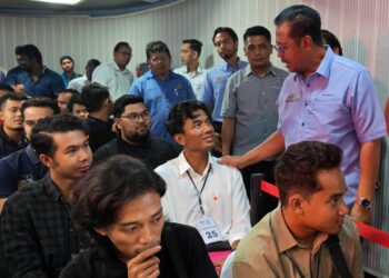 ABDUL Rahman Mohamad (tengah) beramah mesra dengan pencari kerja yang hadir sempena Karnival Kerjaya MYFutureJobs Kuala Lipis 2024 di Dewan Jubli Perak Sultan Haji Ahmad Shah Kuala Lipis di sini, hari ini.
