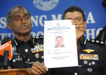 Ketua Polis Johor M. Kumar menunjukkan gambar suspek pengedaran dadah yang dikhendaki polis Lo Show Shang pada sidang media di IPK, Johor Bahru disini. UTUSAN/RAJA JAAFAR ALI