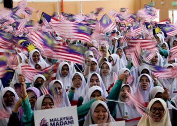 PELAJAR SMK Putrajaya Presint 9 (1) mengibarkan Jalur Gemilang pada Program Pentarama X Kelab Malaysiaku sempena Sambutan Bulan Kebangsaan 2024 di SMK Putrajaya Presint 9 (1).-UTUSAN/FAISOL MUSTAFA