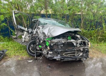 KEADAAN kereta Proton Wira yang dipandu S.Ragawan selepas terlibat dalam kemalangan di Kilometer 10, Jalan Kluang-Teck Wah Hing tengah hari tadi.