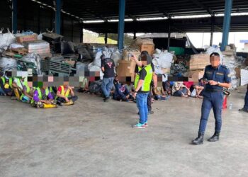SERAMAI 55 warga asing ditahan Jabatan Imigresen Malaysia dalam operasi di premis memproses sampah elektronik (e-waste) haram di Kawasan Perindustrian Segamat 2, baru-baru ini.
