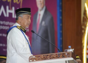 AHMAD Zahid Hamidi berucap dalam Istiadat Pentauliahan ke-15 Kor Siswa  Pertahanan Awam Peringkat Kebangsaan 2024 di Batu Pahat, hari ini. - UTUSAN/RAJA JAAFAR ALI