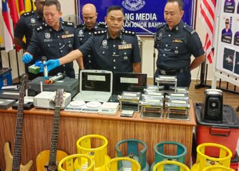 ASISTEN Komisioner Raub Selamat (tengah) menunjukkan barangan yang dicuri hasil daripada kegiatan pecah masuk sekolah. -BAAZLAN IBRAHIM