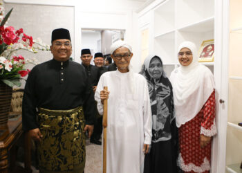GAMBAR Meriam Ahmad (dua kanan) bersama suaminya, Md. Nor Taib yang dirakam ketika Muhammad Sanusi Md. Nor selesai mengangkat sumpah jawatan sebagai Menteri Besar Kedah pada 14 Ogos 2023 di Wisma Darul Aman. -UTUSAN/ SHAHIR NOORDIN