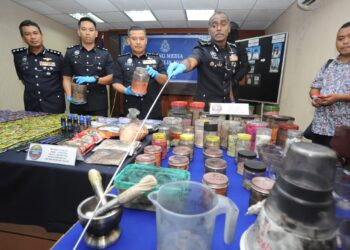 M. Kumar menunjukkan peralatan membuat dadah yang dirampas pada sidang media di IPK, Johor Bahru. - UTUSAN/RAJA JAAFAR ALI