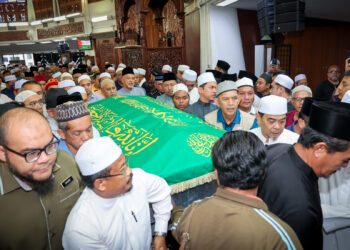 JENAZAH Allahyarham Datuk Mohd. Yusof Ahmad, yang telah disembahyangkan di Masjid Negeri, Seremban dibawa ke Tanah Perkuburan Islam Makam Haji Mohd. Said, Sikamat, Seremban untuk dikebumikan.