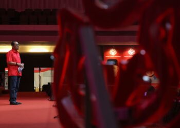 MOHAMED Khaled Nordin semasa berucap pada program  PENTalk sempena Perhimpunan Agung UMNO 2024 di Pusat Dagangan Dunia Kuala Lumpur, hari ini. - UTUSAN/FARIZ RUSADIO