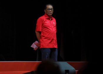 MOHAMED Khaled Nordin semasa berucap pada program PENtalk Sempena Perhimpunan Agung UMNO (PAU) 2024 di Pusat Dagangan Dunia (WTC) Kuala Lumpur, hari ini.