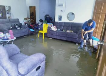 PENDUDUK berusaha mengeluarkan air laut yang memasuki rumah mereka akibat air pasang besar di Kampung Kuala Dulang Besar, Yan.