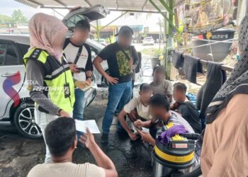 SEBAHAGIAN daripada warga asing yang ditahan kerana tidak memiliki permit dan dokumen sah untuk bekerja dan tinggal di negara ini.