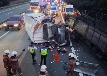 KEADAAN lokasi kemalangan melibatkan sebuah lori kargo dan sebuah lori di Kilometer 69, Lebuh Raya Utara Selatan (arah utara) berhampiran Kluang, Johor, lewat petang semalam.
