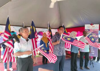 CHE ROSLAN CHE DAUD (tiga dari kanan) dalam program Malaysia Ku Merdeka JPNIN Negeri Johor di KRT Taman Mewah, Yong Peng, hari ini.