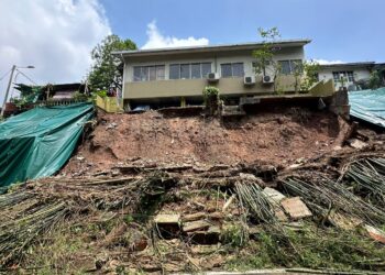 SALAH sebuah rumah di Taman Bunga Raya, Setapak terkesan dengan kejadian tanah runtuh semalam.