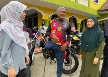 ZAWADI Said (tengah) bersama anak dan isterinya sebelum berlepas bersama anggota Kembara Merdeka 67 di Masjid Wahdatul Ummah Kampung Telaga Papan, Pasir Puteh, Kelantan. – UTUSAN